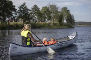 Nordic Camping Nora - Camper Familie beim Kanufahren auf dem See am Campingplatz
