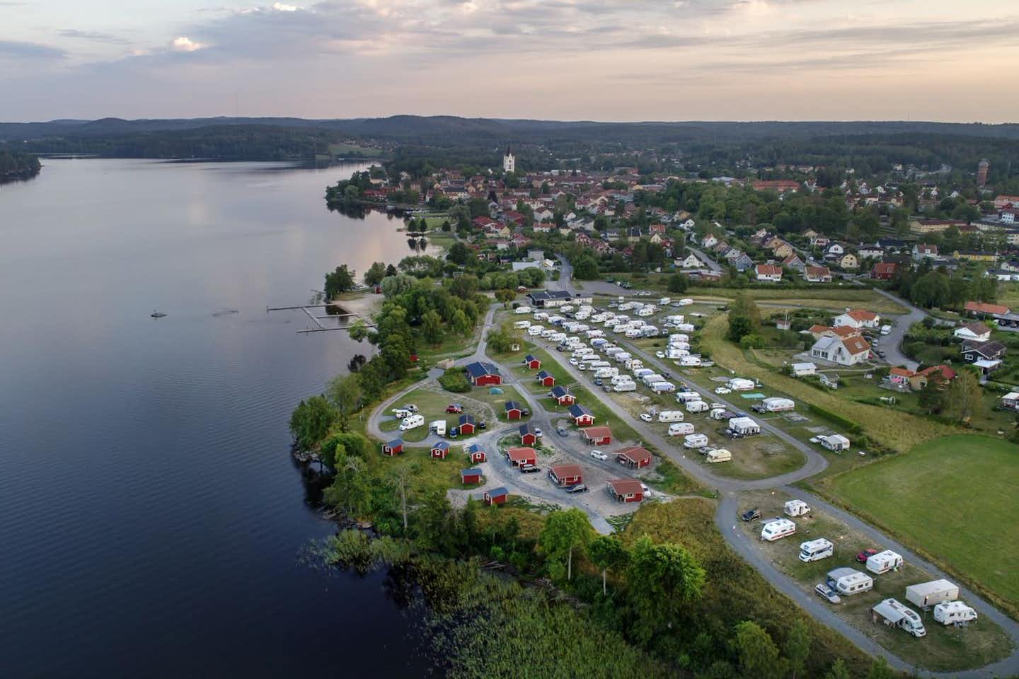 Nordic Camping Nora  -  Luftaufnahme vom Campingplatz am See