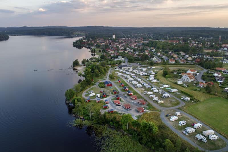 Nordic Camping Nora  -  Luftaufnahme vom Campingplatz am See