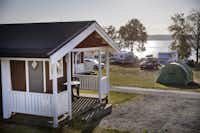 Nordic Camping Nora  -  Mobilheim vom Campingplatz mit Veranda und Blick auf den See