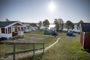 Nordic Camping Nora - Mobilheime und Wohnwagen- und Zeltstellplatz vom Campingplatz mit Blick auf den See