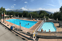 Camping Tranquilla - Blick auf den Poolbereich vom Campingplatz, die Berge und den Lago Maggiore