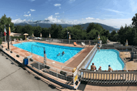 Camping Tranquilla - Blick auf den Poolbereich vom Campingplatz, die Berge und den Lago Maggiore