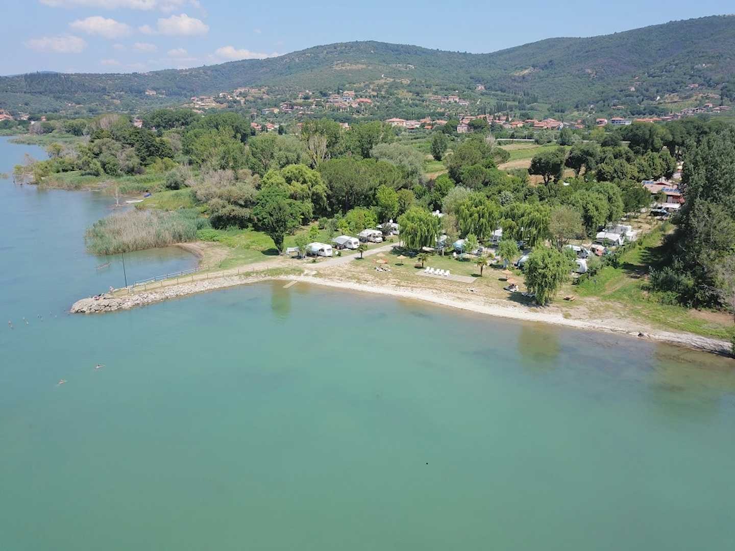 Camping Trasimeno - Übersicht auf das gesamte Campingplatz Gelände  mit Blick auf den Trasimeno See