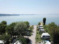 Camping Trasimeno - Campingplatz Luftaufnahme mit Blick auf den Trasimeno See