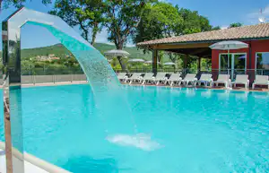Camping Trasimeno - Wasserfall im Pool auf dem Campingplatz
