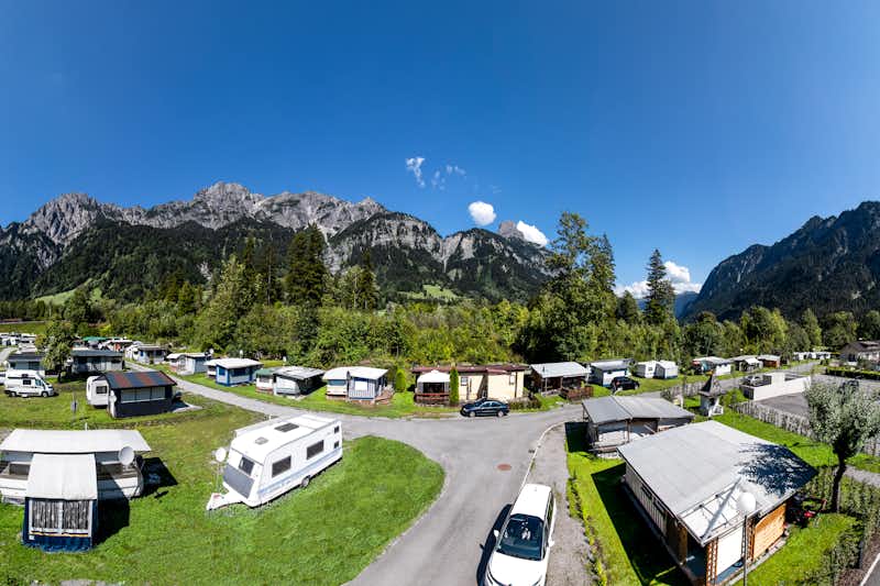 Camping Traube Braz - Blick auf den Campingplatz und die umliegenden Alpen