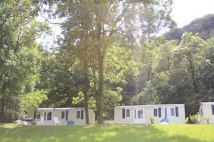 Camping Trelago - Mobilheime vom Campingplatz mit Veranden im Grünen