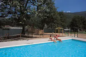 Camping Trelago - Pool vom Campingplatz, Spielplatz im Hintergrund