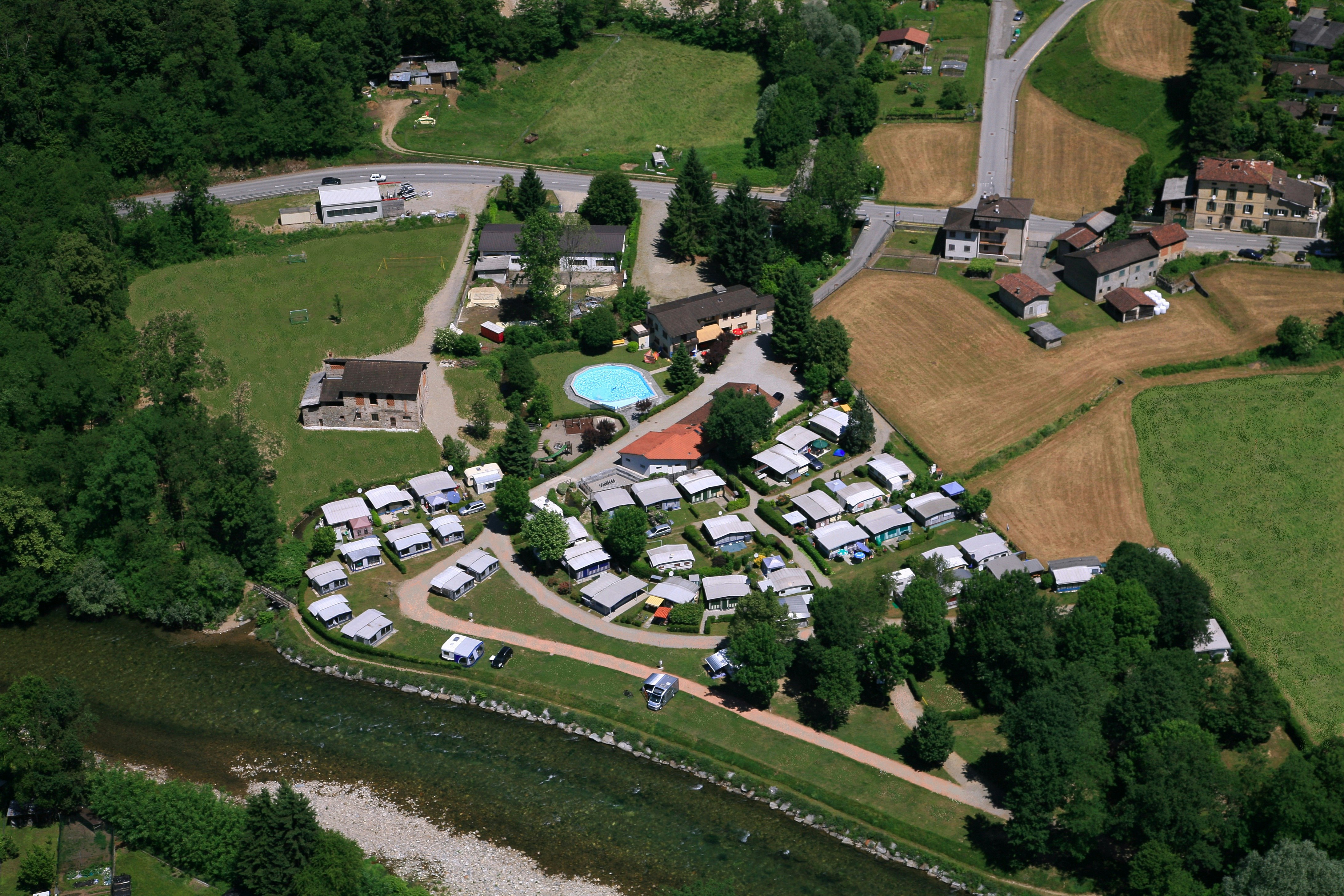 Camping Tresiana  -  Campingplatz am Fluss aus der Vogelperspektive