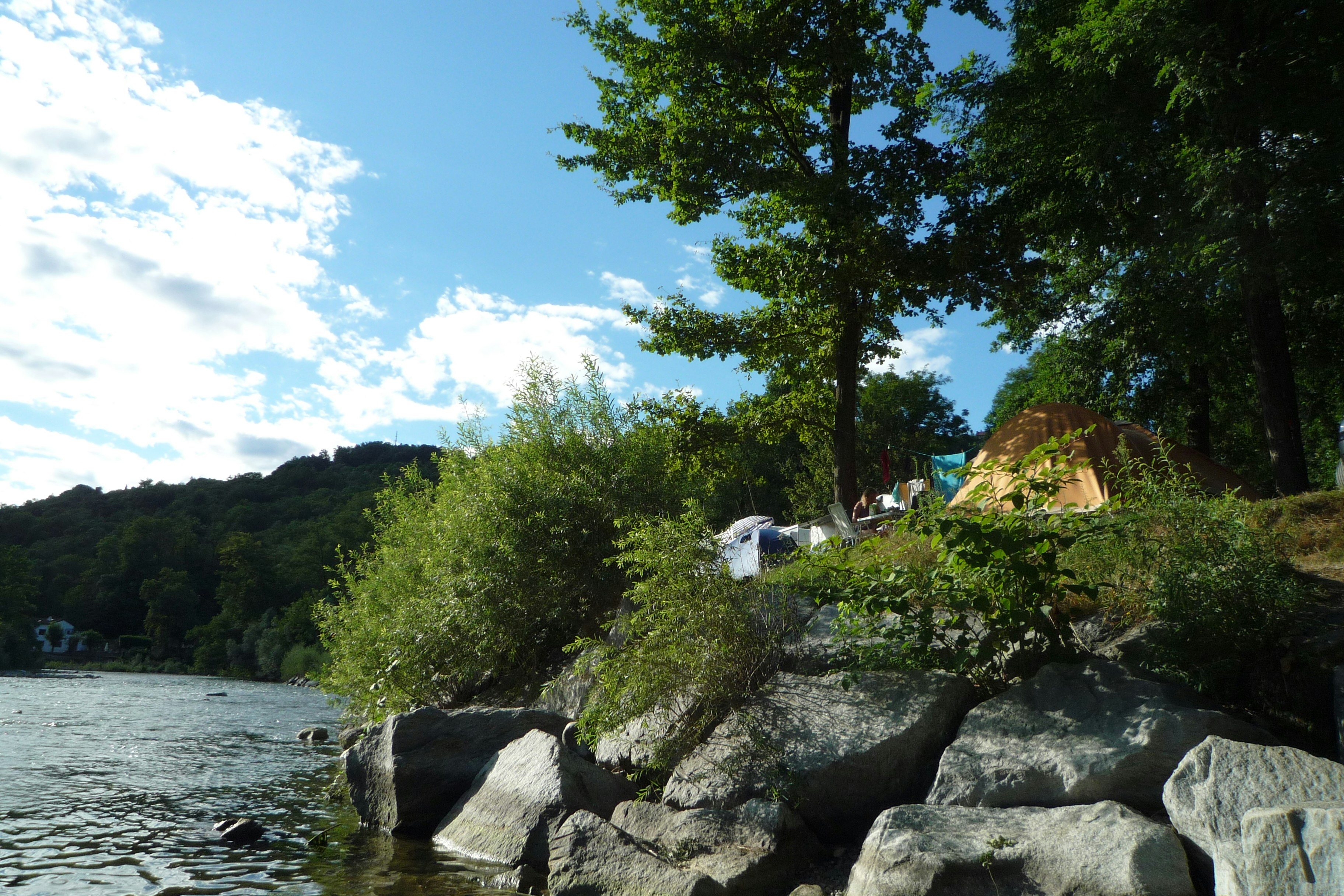 Camping Tresiana  -  Zeltplatz vom Campingplatz zwischen Bäumen am Fluss