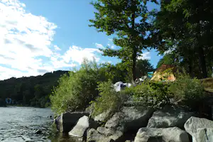 Camping Tresiana - Zeltplatz vom Campingplatz zwischen Bäumen am Fluss