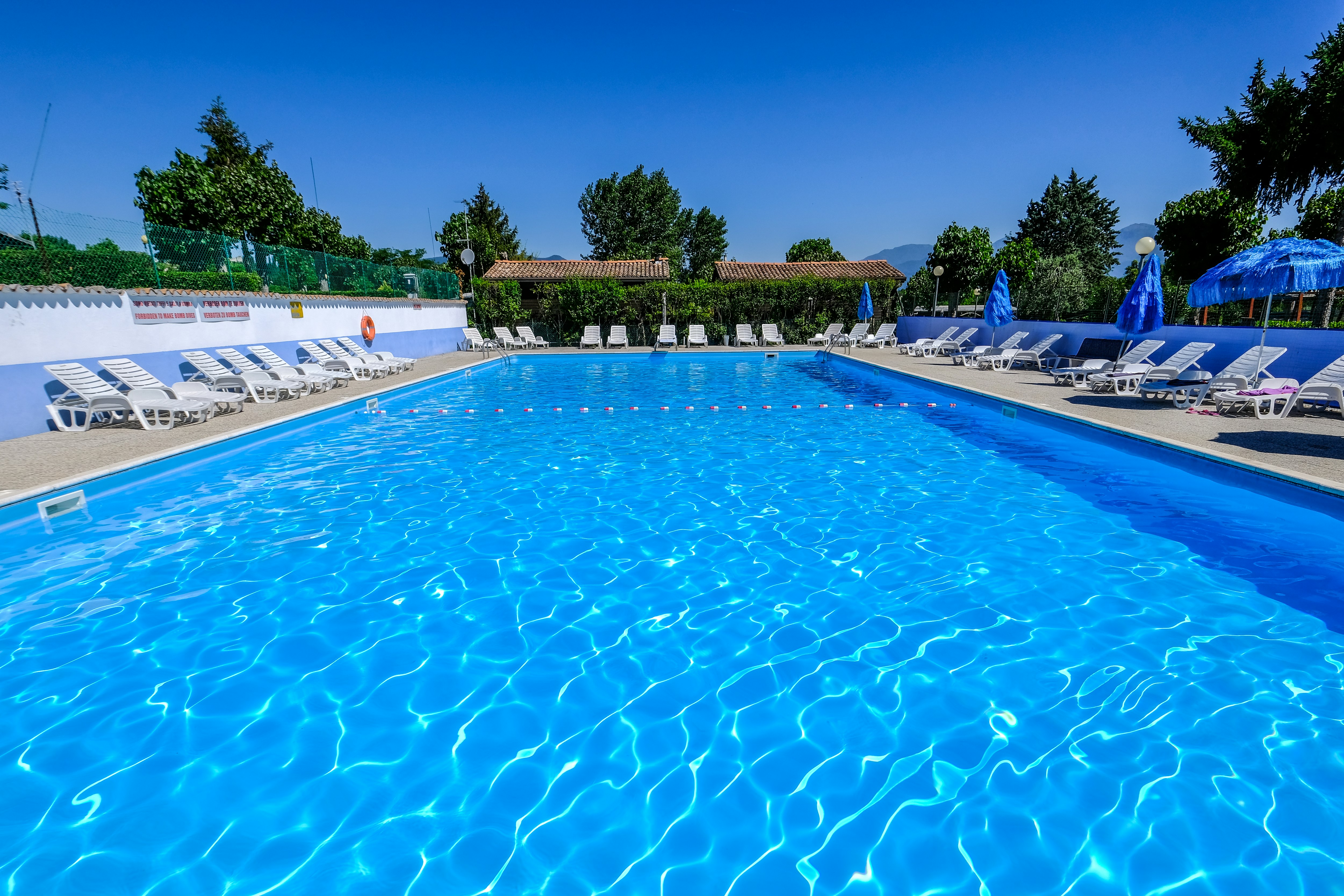 Camping Trevisago  - Pool im Freien mit Liegestühlen und Sonnenschirmen