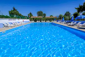 Camping Trevisago - Pool im Freien mit Liegestühlen und Sonnenschirmen