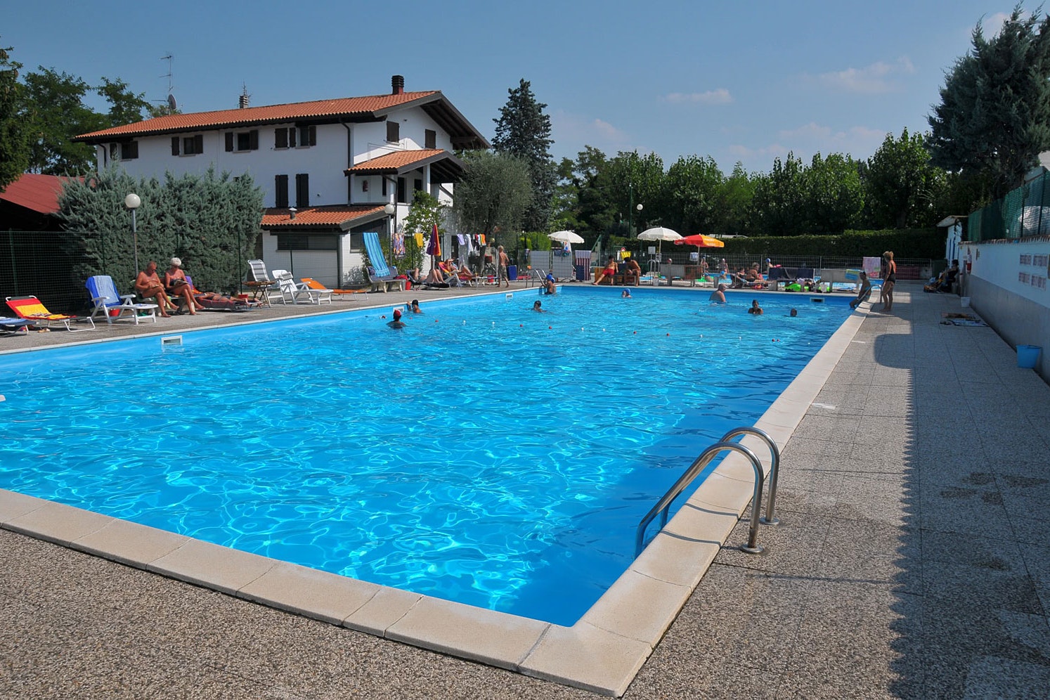 Camping Trevisago - Gäste im Pool des Campingplatzes