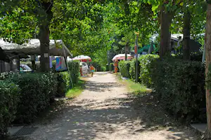 Camping Trevisago - Im Schatten Wohnwagen- und Wohnmobilstellplätzen auf dem Campingplatz