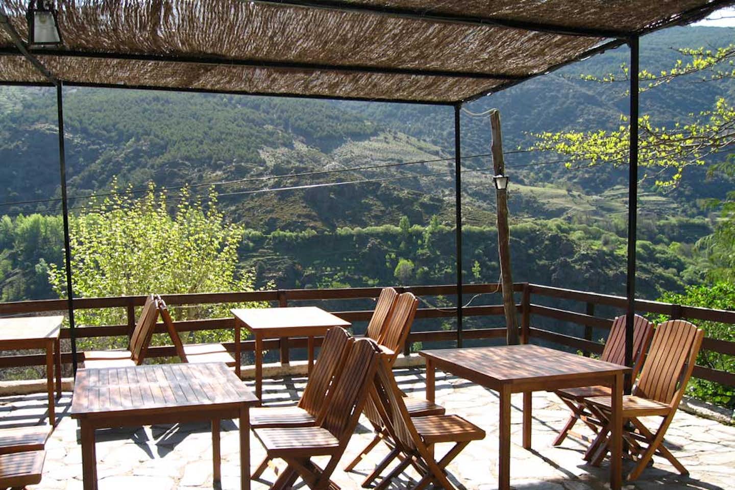 Camping Trevélez  - Terrasse vom Restaurant auf dem Campingplatz mit Blick auf den Nationalpark Sierra Nevada