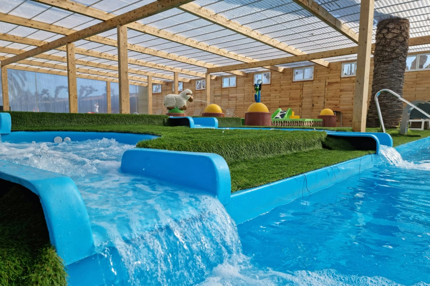 Camping Trillas - Überdachter Pool mit Kinderbereich auf dem Campingplatz