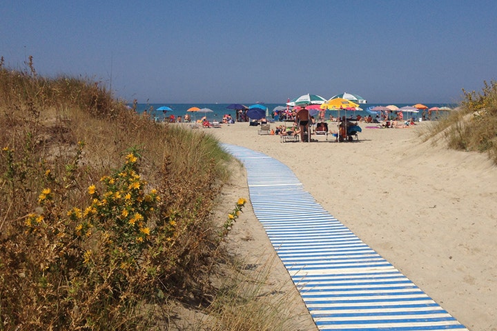 Camping Tripesce - Fussgängerweg auf dem Strand am Campingplatz