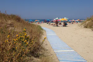 Camping Tripesce - Fussgängerweg auf dem Strand am Campingplatz