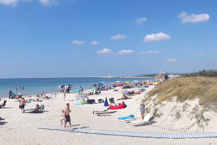 Camping Tripesce - Gäste am Badestrand vor dem Campingplatz