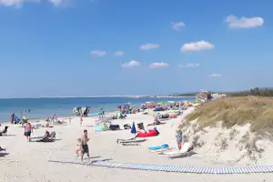 Camping Tripesce - Gäste am Badestrand vor dem Campingplatz