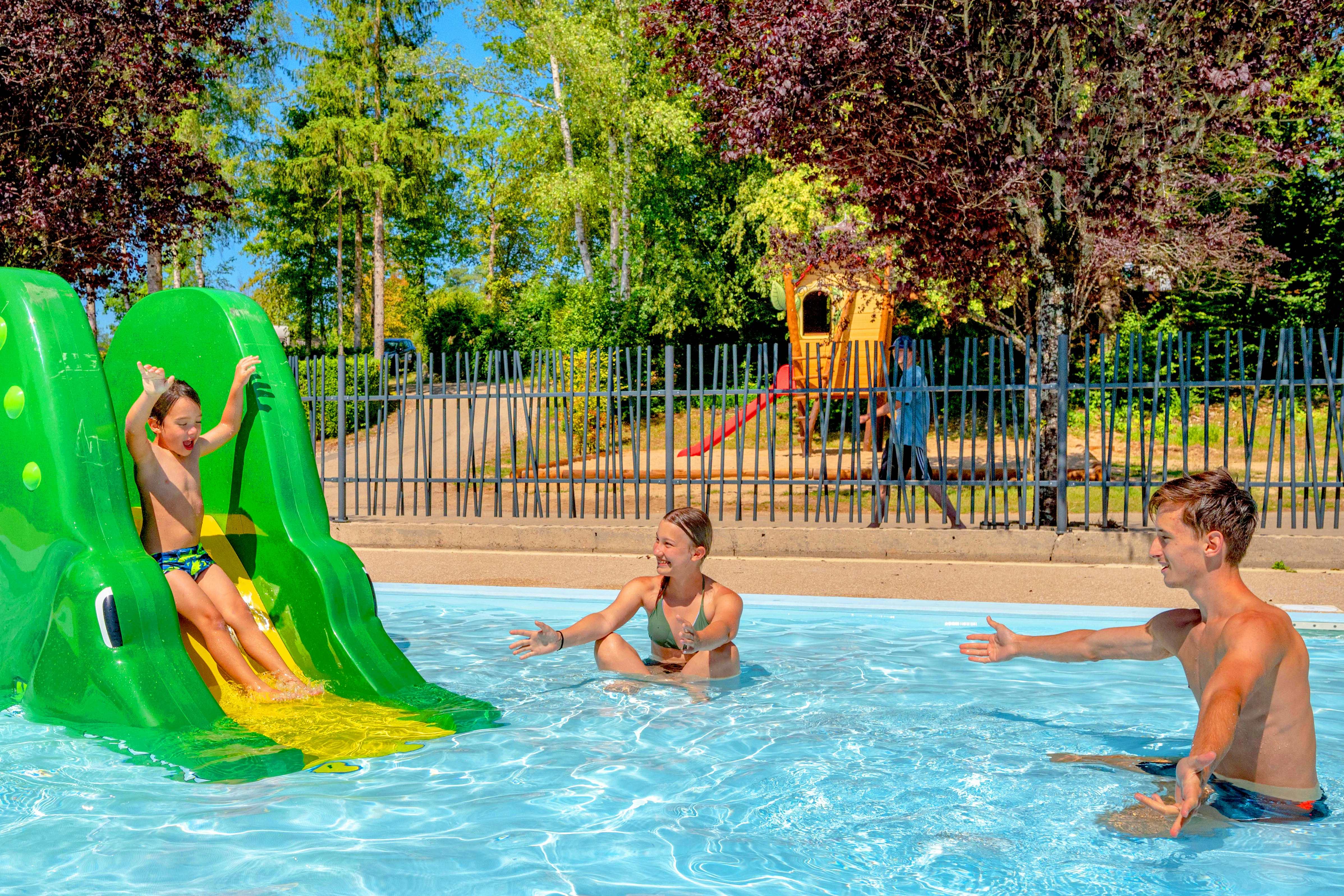Camping Trélachaume - Kinderbecken im Freibaddes Campingplatzes