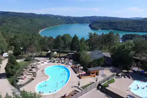 Camping Trélachaume - Luftaufnahme vom Campingplatz mit Wohnwagen- und Zeltstellplatz, Poolbereich und dem Fluss Ain