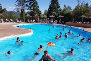 Camping Trélachaume - Poolbereich vom Campingplatz mit Blick auf Berge