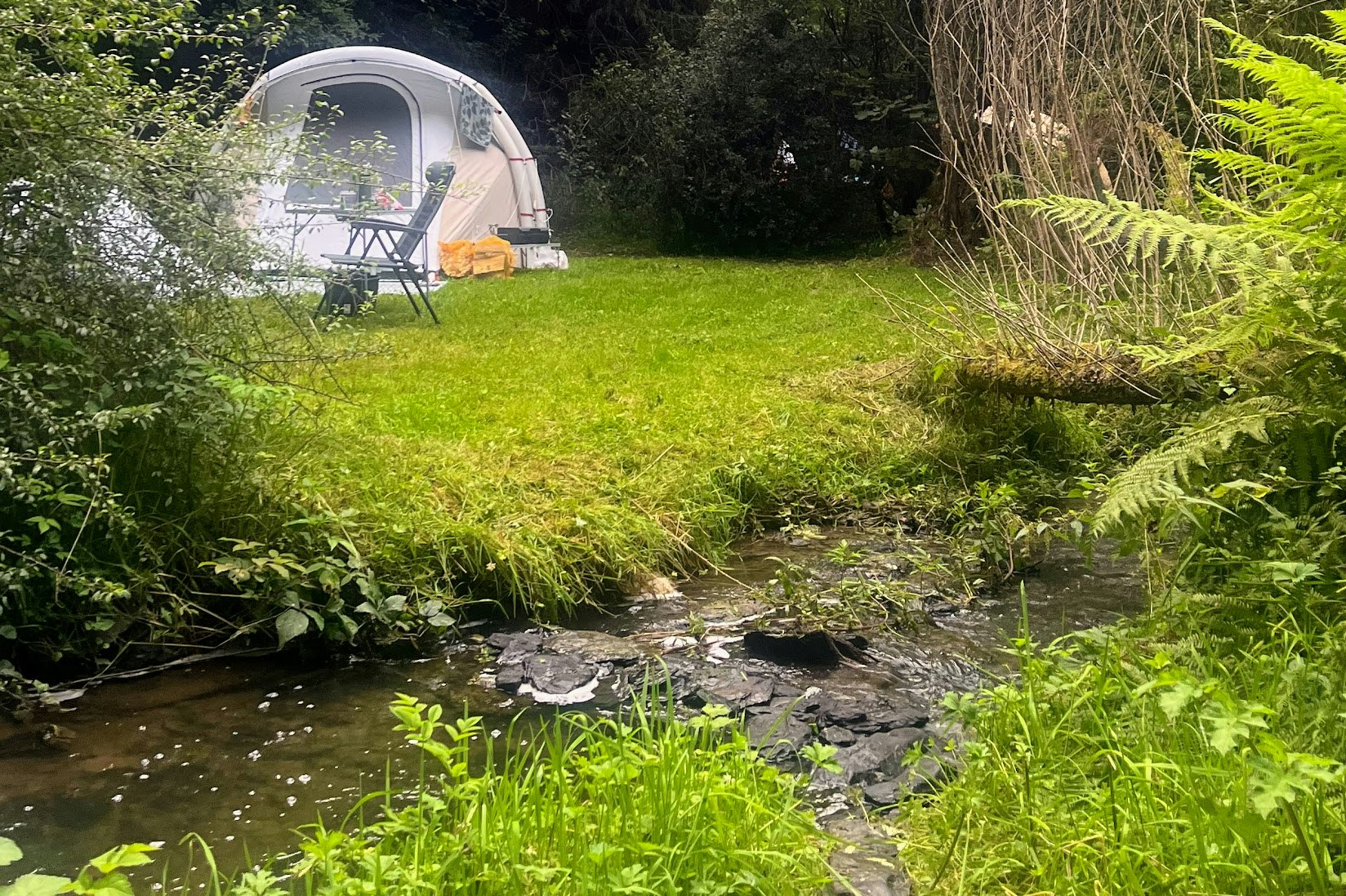 Camping TroDoWay - Blick auf einen Zeltplatz direkt am Bach