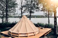 Camping Trosa Havsbad - Blick auf ein Glamping-Zelt auf dem Campingplatz