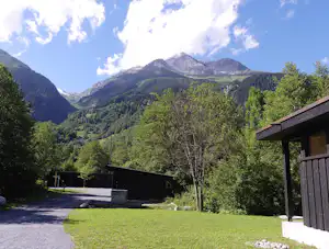 Camping Trun - Badehaus mit Blick auf die Berge