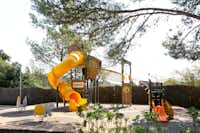 Camping Tucan - Kinderspielplatz mit Rutschenturm und Kletterburg