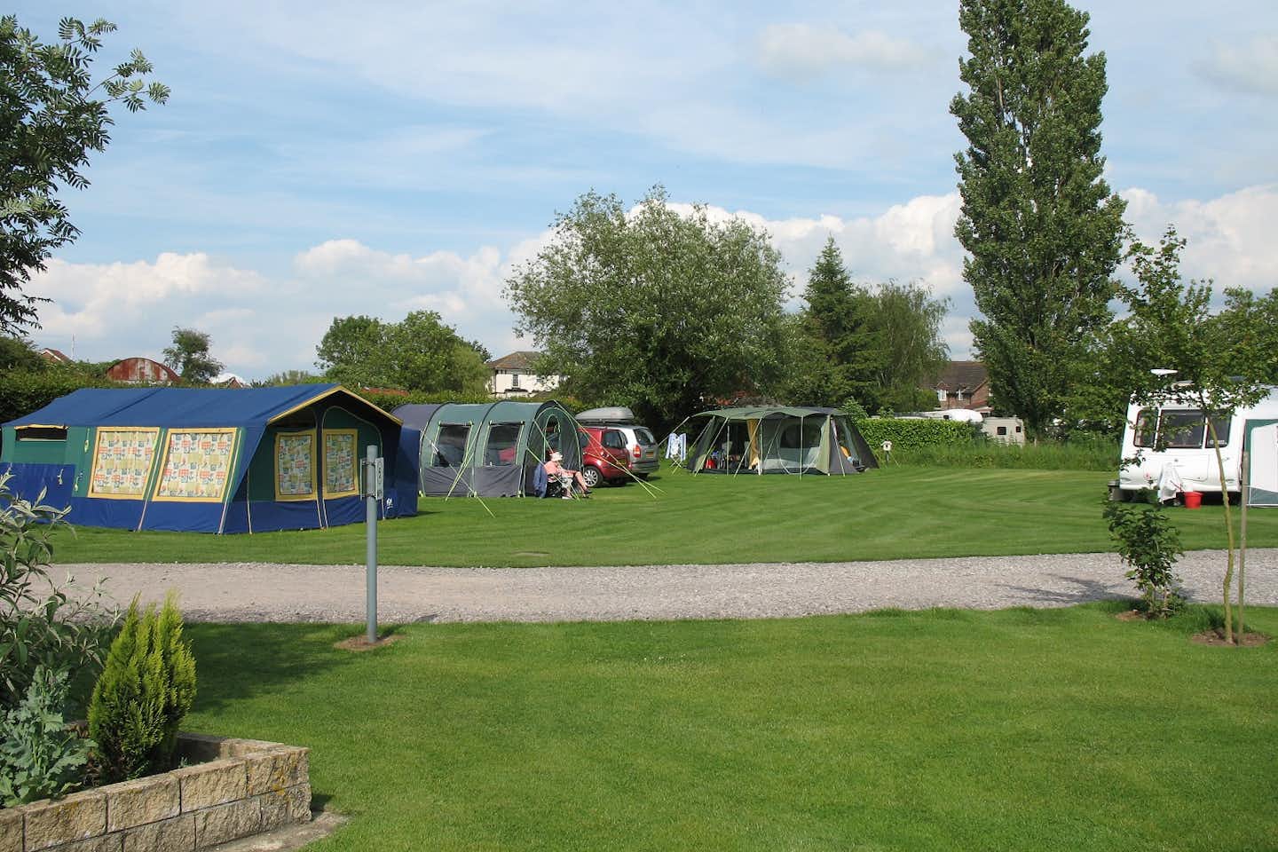 Camping Tudor -  Wohnwagenstellplätze  im Grünen auf dem Campingplatz