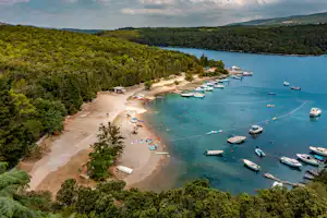 Tunarica Sunny Camping Camping Tunarica - Blick auf den Badestrand mit Bootshafen