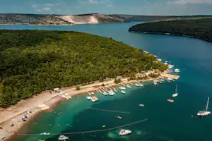 Tunarica Sunny Camping Camping Tunarica - Blick auf den Strand mit Bootshafen