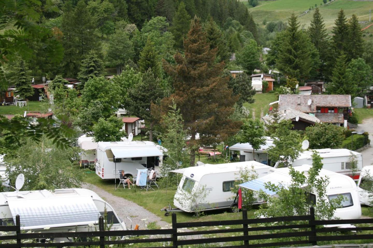 Camping Tunnel  -  Blick auf den Wohnwagenstellplatz und Wohnmobilstellplatz vom Campingplatz zwischen Bäumen