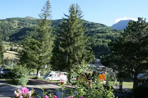 Camping Tunnel - Wohnwagen- und Zeltstellplatz vom Campingplatz mit Blick auf die Berge