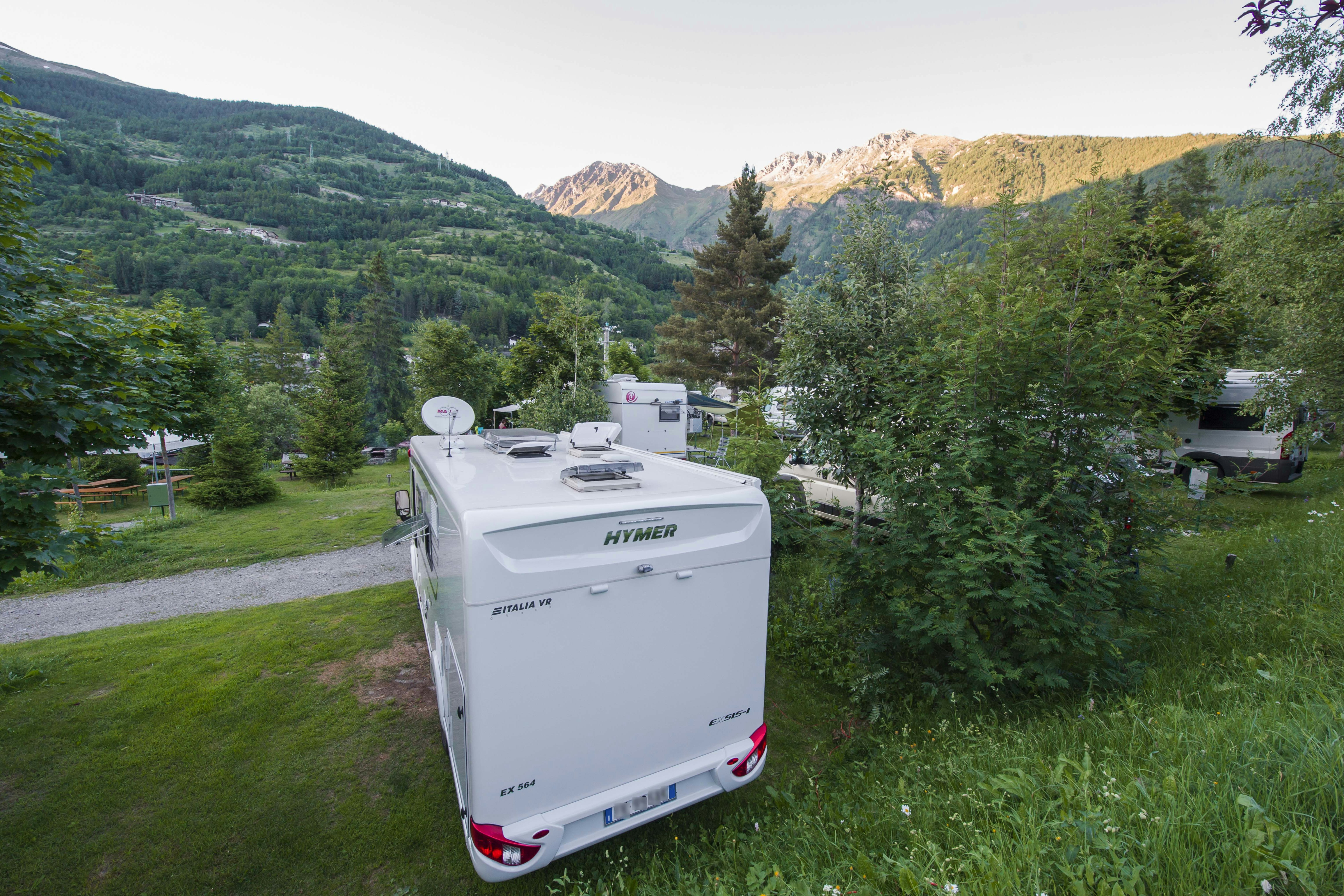 Camping Tunnel - Wohnmobil mit blick auf die Berge
