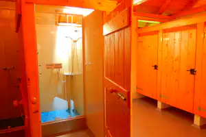 Camping Turul - Blick in eine Duschkabine