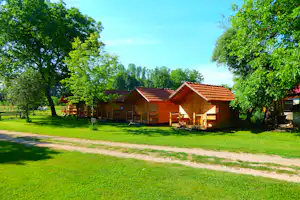 Camping Turul - Mietbungalows zwischen Bäumen