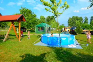 Camping Turul - Swimmingpool mit Schaukeln daneben