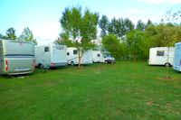 Camping Turul - Wohnwagen- und Zeltstellplatz mit Wohnmobilen auf dem Platz