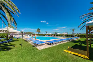 Camping Tuscia Tirrenica - Poolbereich im Grünen auf dem Campingplatz