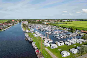 Camping Drijfveer - Luftaufnahme des Campingplatzes mit Standplatzwiese und Bootshafen