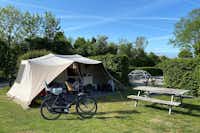 Camping Drijfveer - Zeltplatz im Grünen mit Sitzecke im Freien