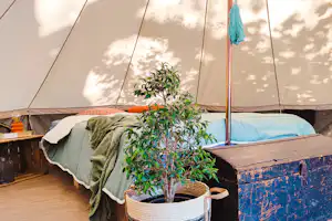 Camping Tussen de Ackers - Innenansicht eines Glamping-Zeltes mit Doppelbett