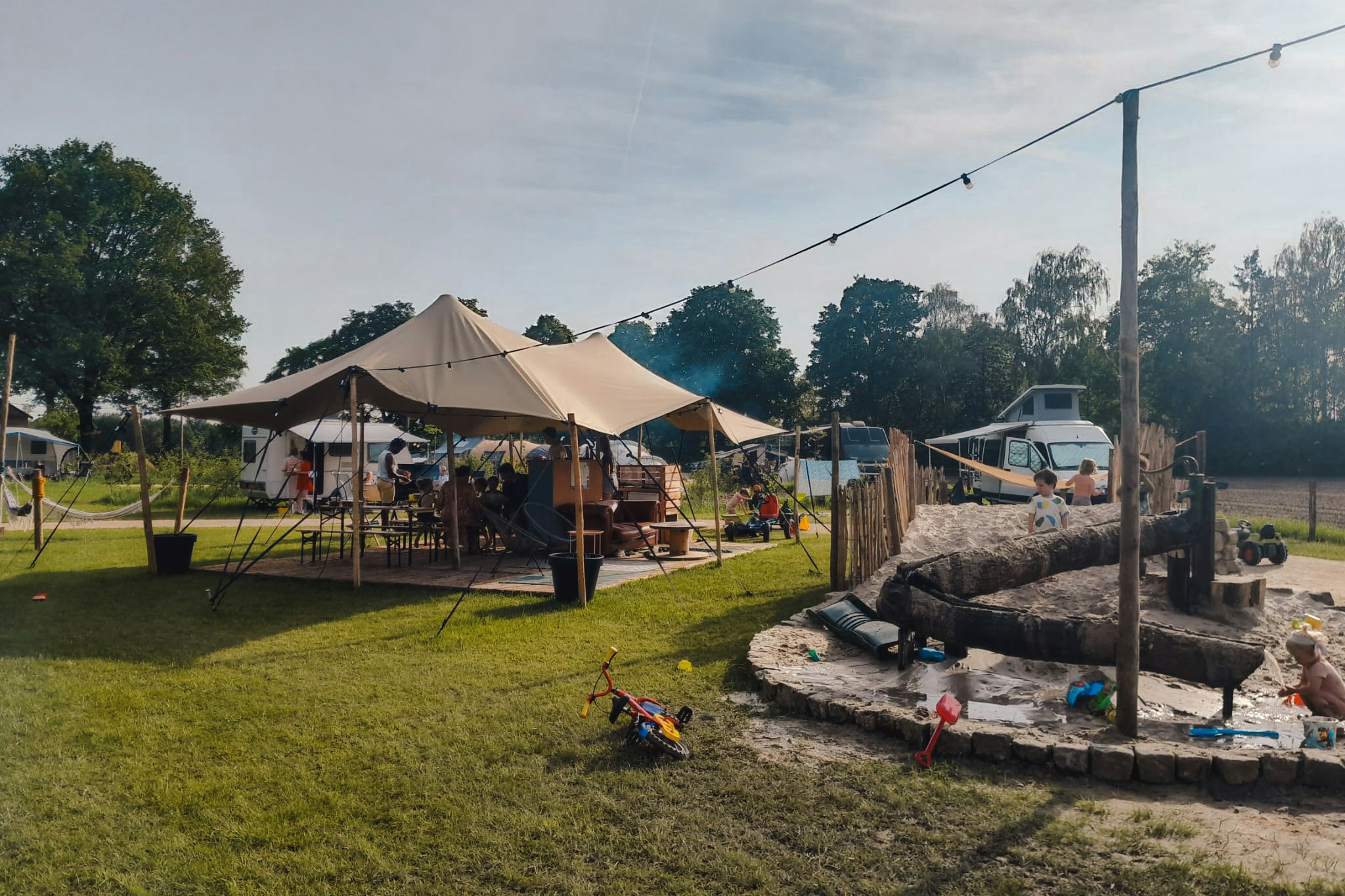 Camping Tussen de Ackers - Terrasse und Kinderspielplatz auf dem Campingplatz