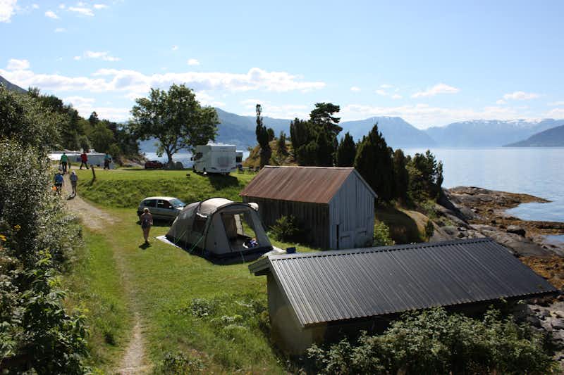 Camping Tveit  -  Mobilheime und Wohnwagen- und Zeltstellplatz mit Blick auf den Fjord
