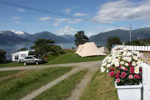 Camping Tveit - Zeltplatz und Wohnmobilstellplatz vom Campingplatz mit direktem Zugang zum Fjord